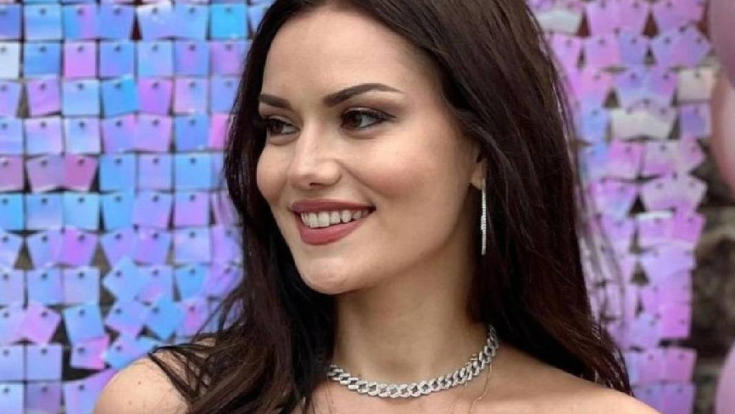 Fahriye Evcen'in servet değerinde kombini! Üzerinde resmen ev taşıyor, sadece çantası bile bakın ne kadar? 3